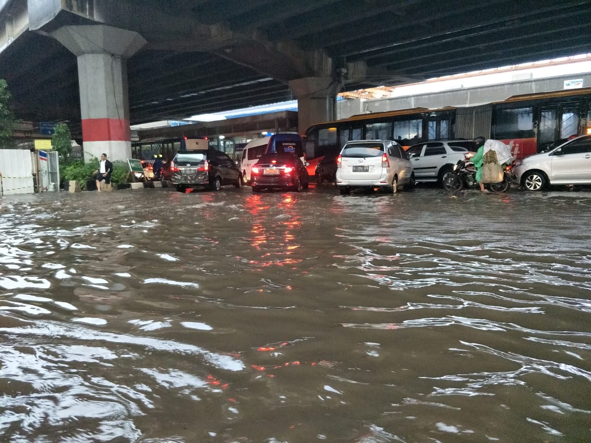 genangan-30-sentimeter-di-jalan-di-panjaitan.jpg