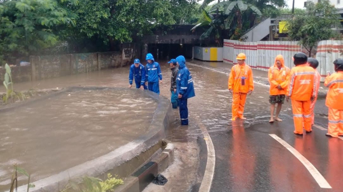 Jalan Tikus Menuju Terminal Kampung Rambutan Terendam Banjir, Pengendara Disarankan Memutar Arah
