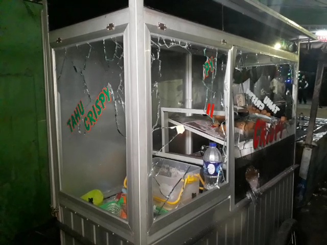 gerobak-pedagang-gorengan-yang-rusak-saat-bentrok-di-jatinegara.jpg