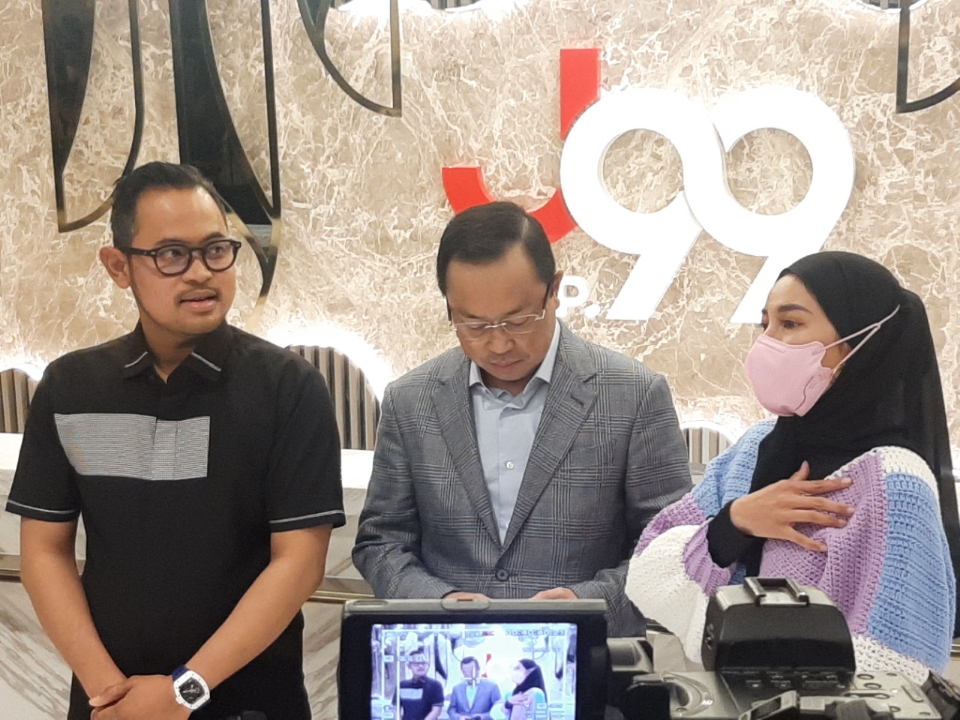 gilang-widya-pramana-atau-juragan-99-dan-istri-serta-didampingi-kuasa-hukumnya.jpg