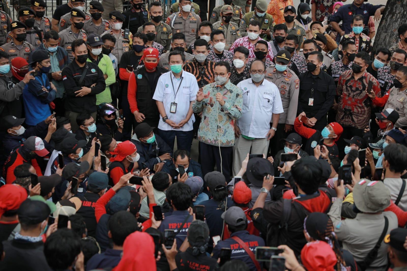 gubernur-anies-baswedandikerubungi-massa-aksi-di-depan-balai-kota-jakarta-kamis-18112021.jpg