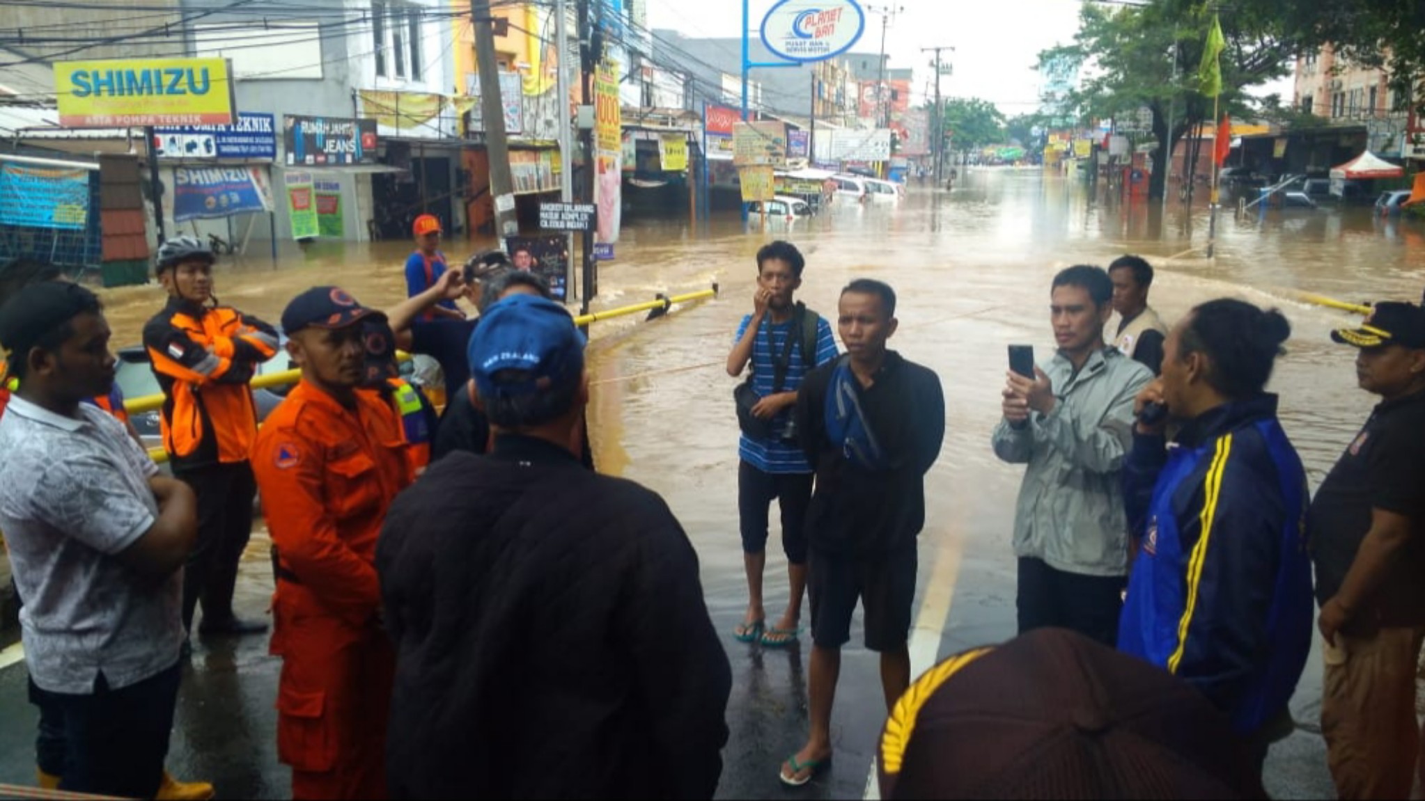 gubernur-banten-wahidin-halim-saat-memantau-banjir.jpg