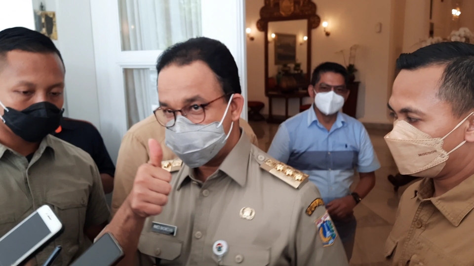 gubernur-dki-jakarta-anies-baswedan-mengacungkan-jempol.jpg