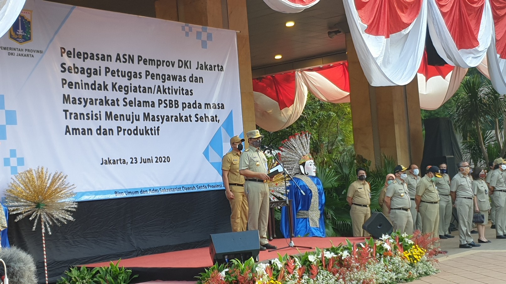 gubernur-dki-jakarta-anies-baswedan-saat-melepas-para-asn.jpg