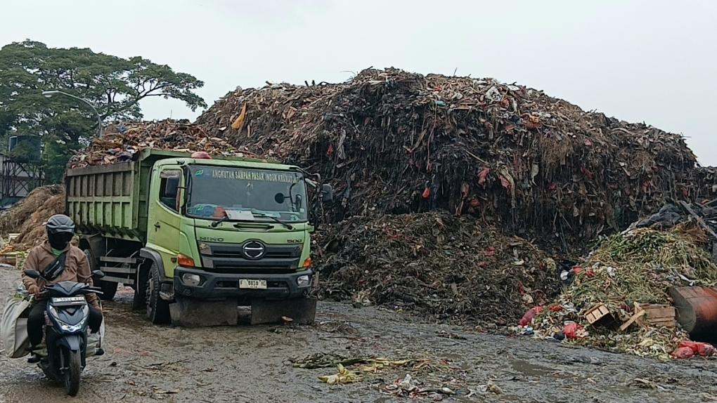 gunungan-6-m-sampah-kramat-jati.jpg