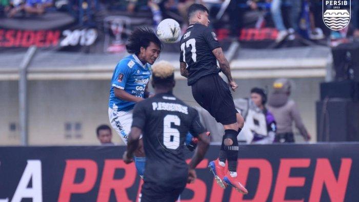 haryono-gelandang-persib-bandung-beduel-dengan-pemain-ps-tira-persikabo.jpg
