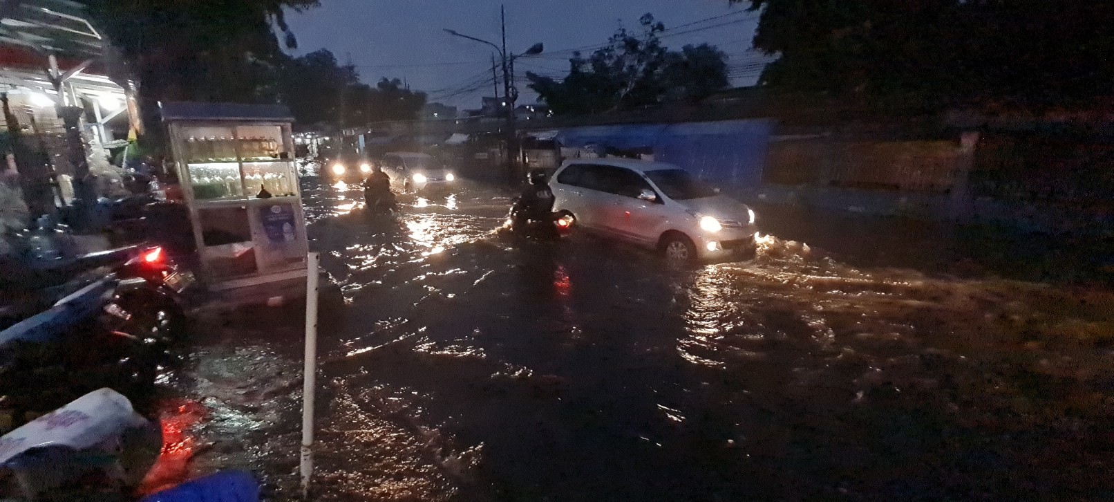 hujan-deras-menyebabkan-banjir-di-jalan-patra-raya-kebon-jeruk.jpg