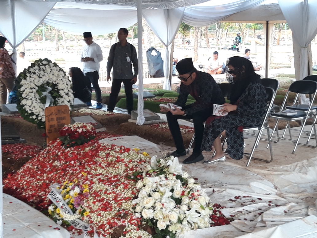 ibas-di-makam-eyang-habibah.jpg