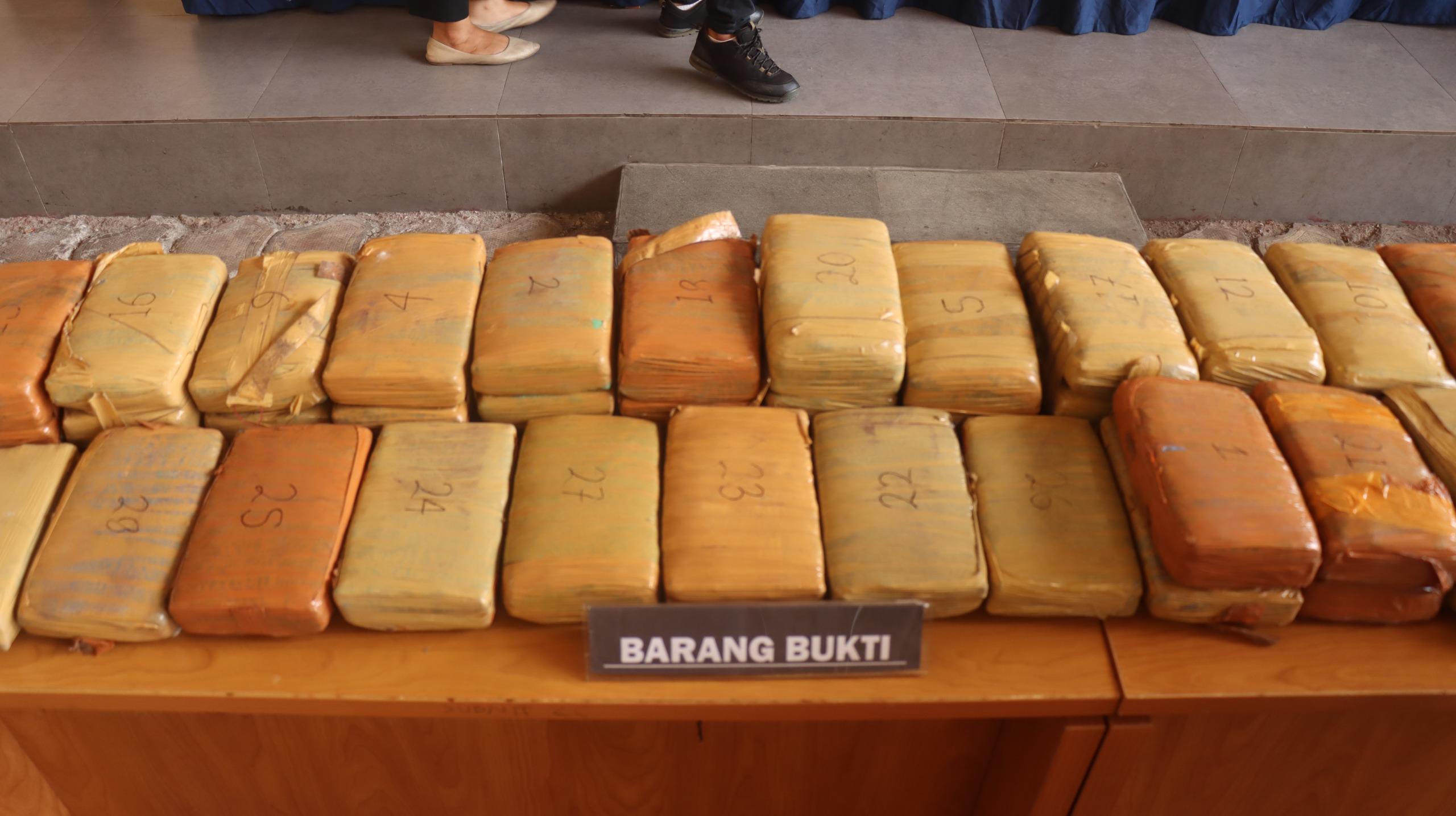 Transaksi 10 Kg Ganja di Rumah Makan di Jakbar, 2 Pemuda Ditangkap Polisi