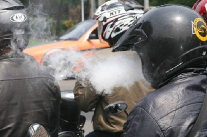 ilustrasi-merokok-sambil-mengendarai-motor.jpg