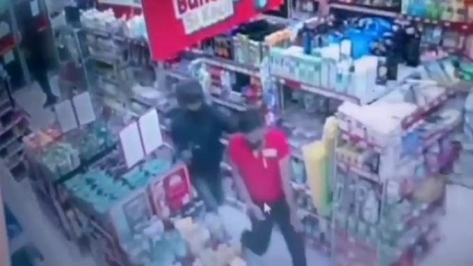 Nekat Rampok Indomaret Puspitek Siang Bolong, Pria Bersenjata Golok jadi Bulan-bulanan Warga