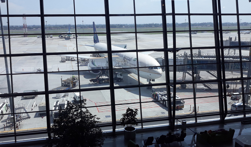 ilustrasi-pesawat-terparkir-di-terminal-3-bandara-soekarno-hatta_20180608_104617.jpg
