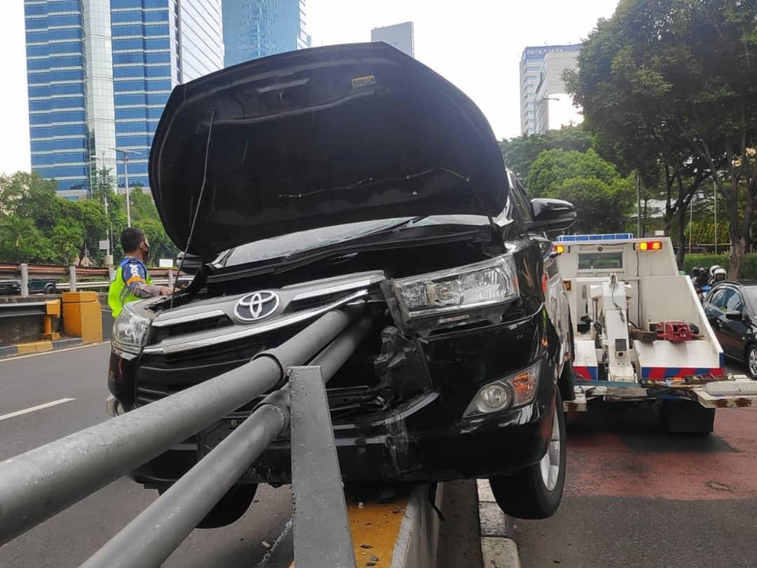 Innova Tabrak Sepatator Flyover Kuningan Jakarta Selatan, Pagar Pembatas Sampai Masuk Kabin