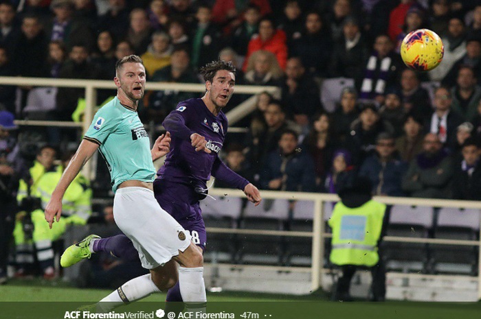 inter-milan-milan-skriniar-hadang-fiorentina-dusan-vlahovic.jpg