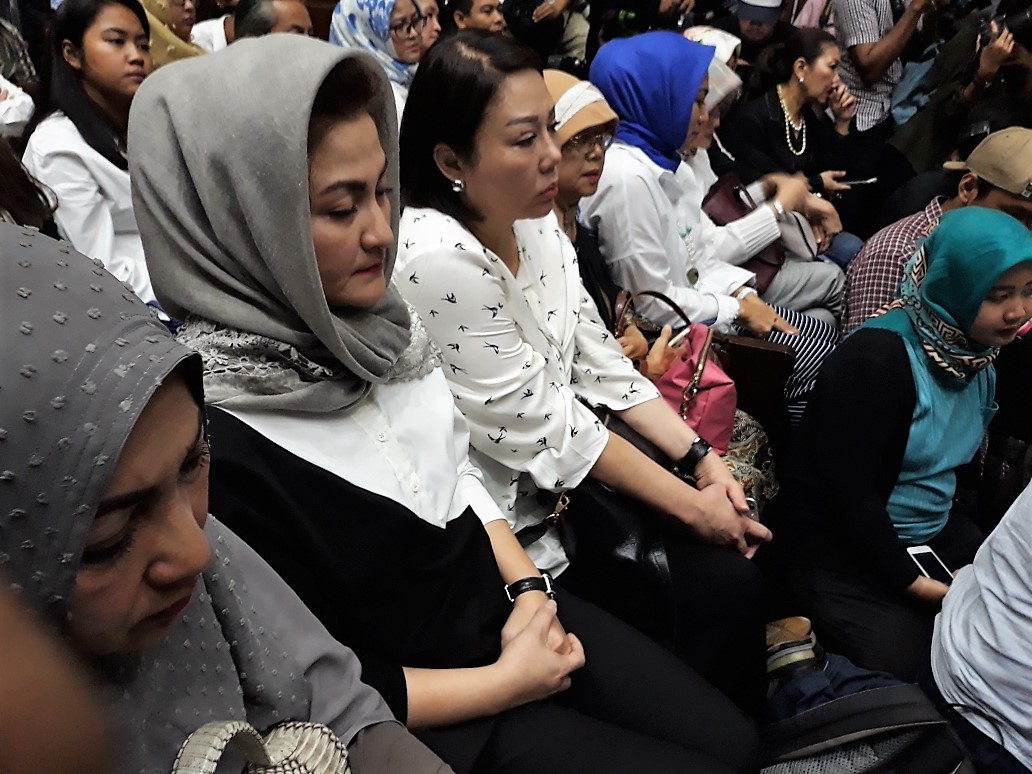 Sepanjang Hakim Baca Amar Putusan Suaminya, Istri Setya Novanto Kepalkan Tangan