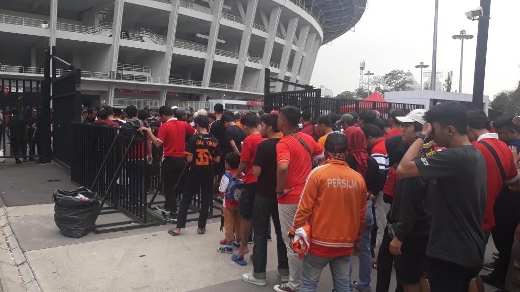 jakmania-antre-masuk-gbk.jpg