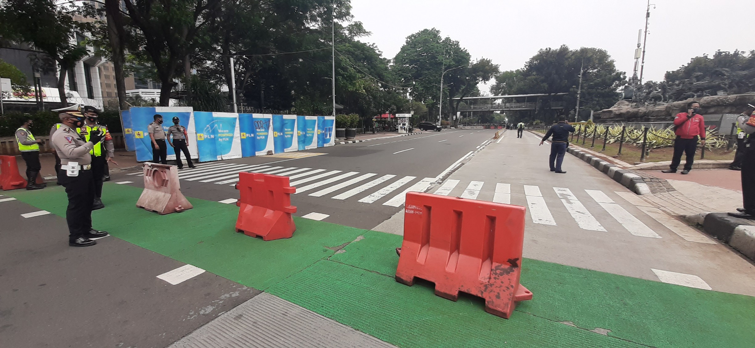 jalan-medan-merdeka-barat-jakarta-pusat-ditutup-lantaran-ada-demo-buruh.jpg