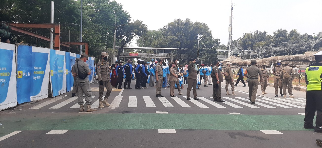 jalan-medan-merdeka-barat-jakarta-pusat-ditutup-sementara-lantaran-ada-demo-buruh.jpg