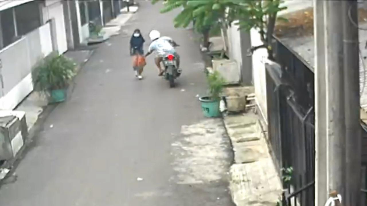jambret-yang-menggondol-tas-milik-seorang-emak-emak-pejalan-kaki-di-Matraman.jpg