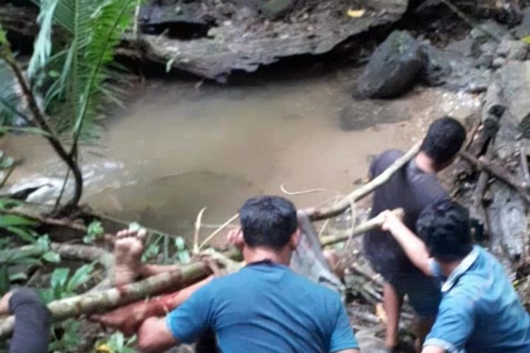 jasad-alfian-16-sedang-dievakuasi-warga-setelah-digigit-ular-piton.jpg
