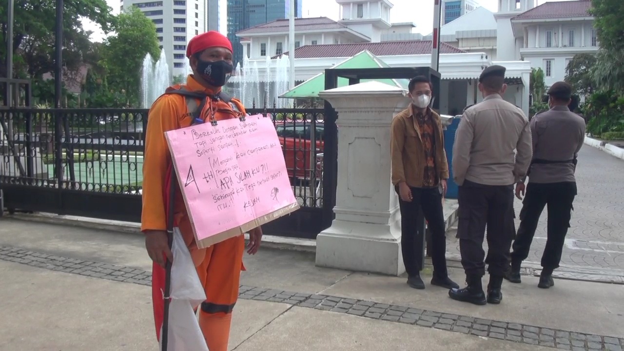 jejen-sujana-saat-melakukan-aksi-di-depan-gedung-balai-kota-jakarta.jpg