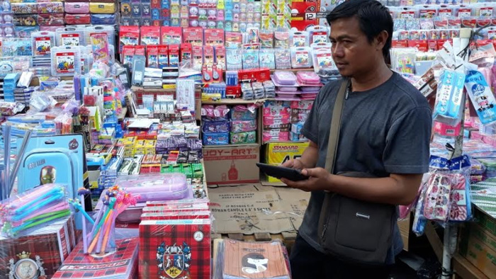 jelang-tahun-ajaran-baru-pedagang-alat-tulis-banyak-terlihat-di.jpg
