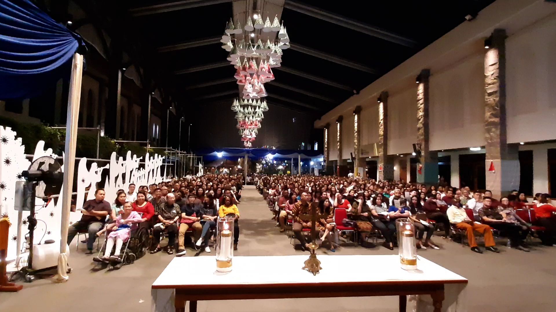jemaat-mengikuti-malam-misa-di-gereja-katedral-selasa-24122019.jpg