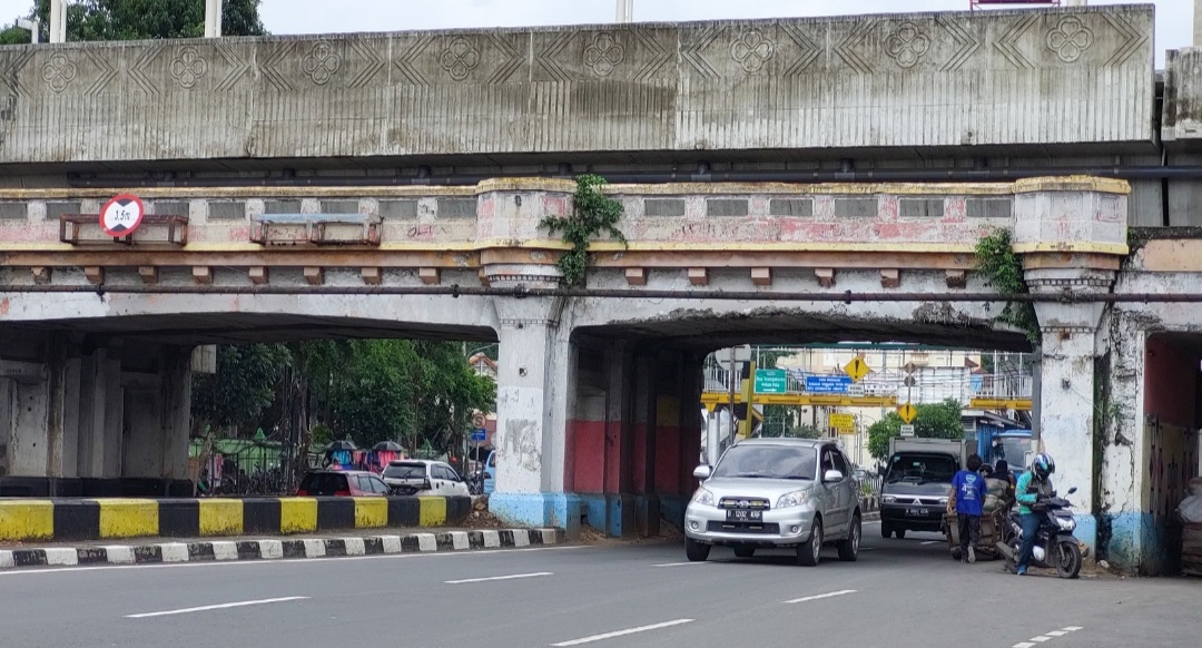 jembatan-yg-sering-nyangkut-mobil.jpg