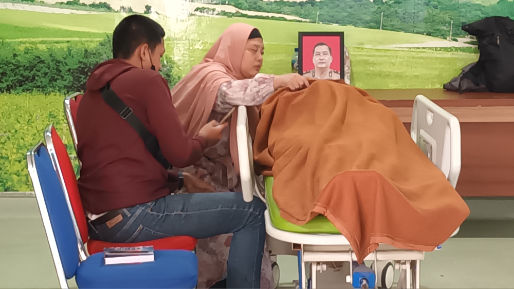 jenazah-kapolsek-jatinegara-kompol-entong-raharja-di-rumah-duka-rs-polri-kramat-jati.jpg