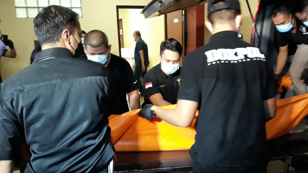 jenazah-perempuan-pelaku-penyerangan-di-mabes-polri-saat-dibawa-masuk-ke-instalasi-forensik.jpg