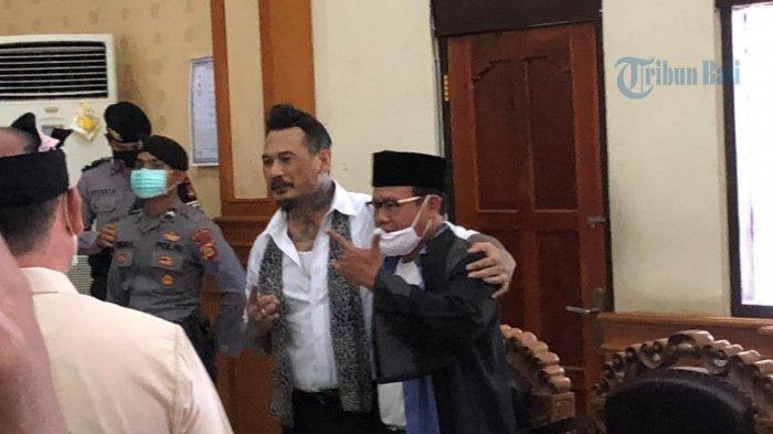 jerinx-terlihat-berfoto-dengan-para-kuasa-hukumnya-di-pn-denpasar.jpg