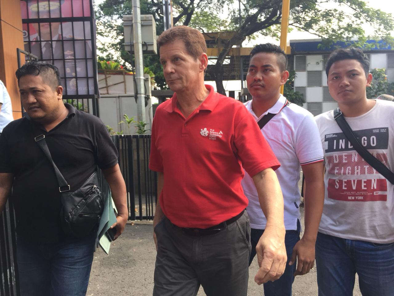 jerry-duane-gray-59-mantan-tentara-as-saat-tiba-di-polres-metro-jakarta-barat.jpg