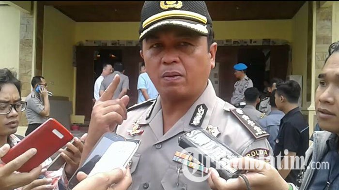 kabid-humas-polda-jatim-kombes-pol-frans-barung-mangera_20180202_161419.jpg