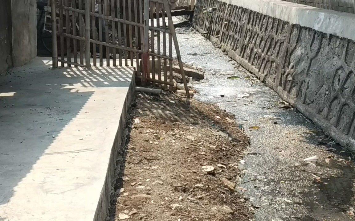 Kali Gubuk Genteng di Cilincing Tak Mengalir Lancar Gegara Menyempit dan Penuh Kotoran