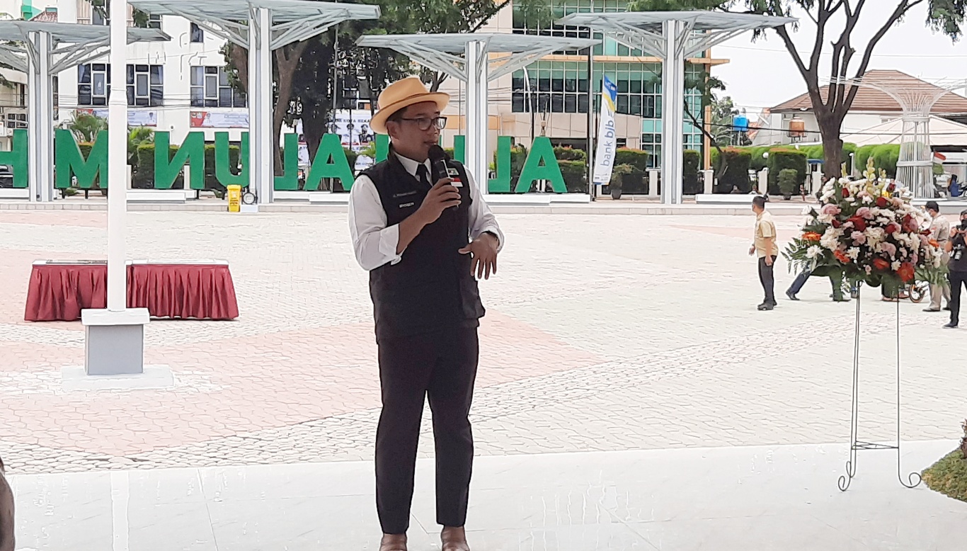 kang-emil-di-alun-alun-bekasi.jpg