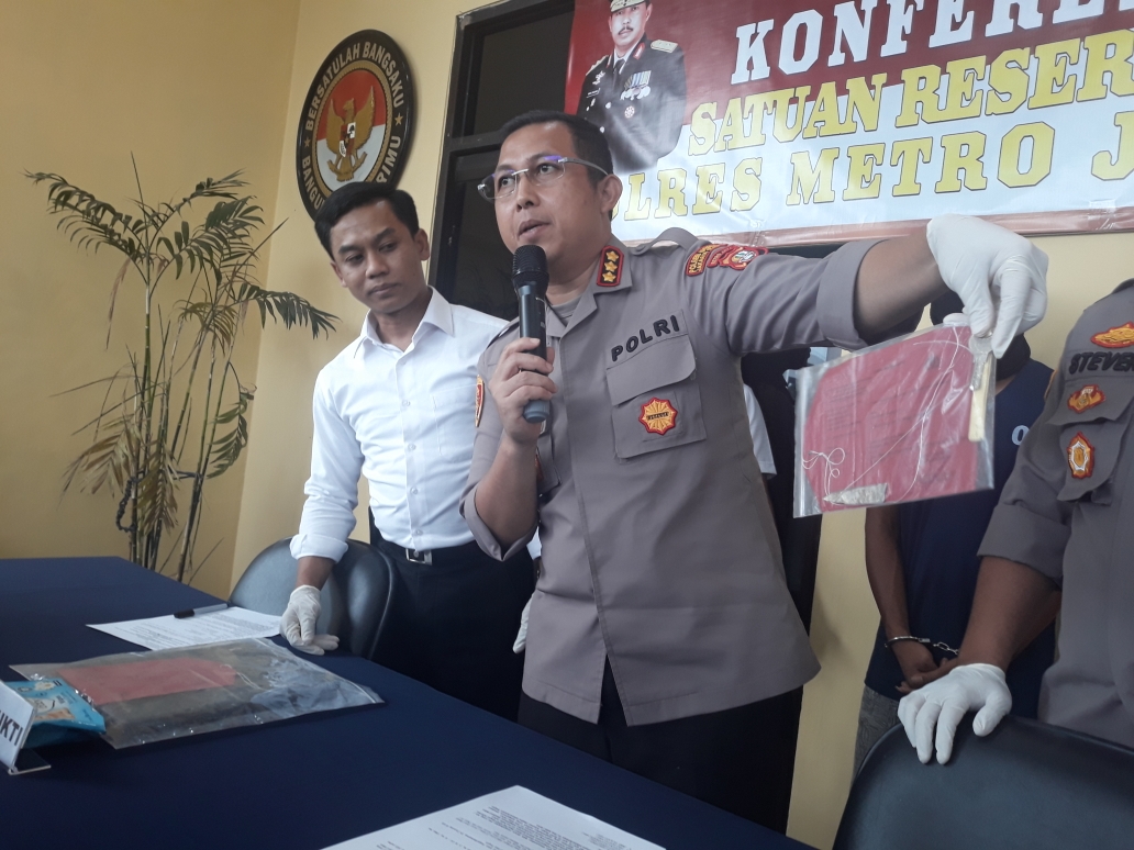 kapolres-jaktim-tunjukan-pisau.jpg