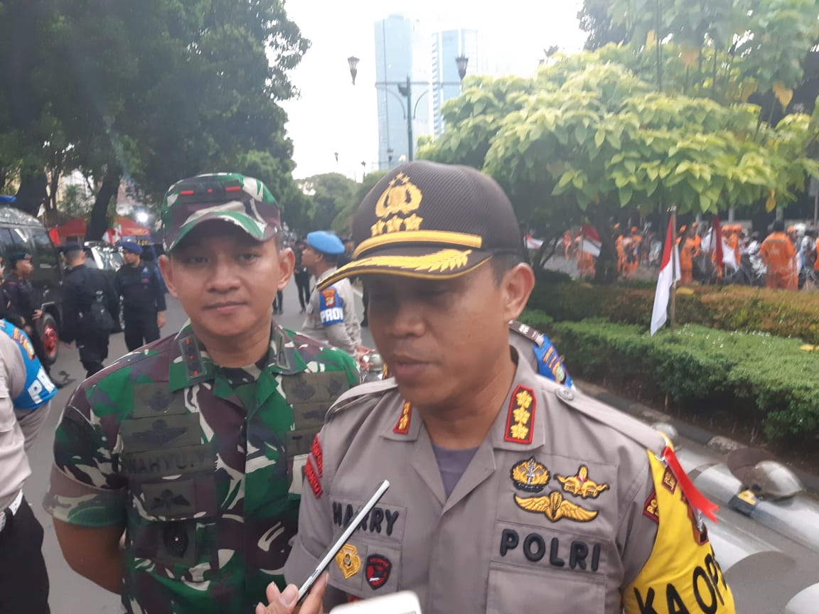 kapolres-metro-jakarta-pusat-kombes-pol-harry-kurniawan-saat-ditemui-di-depan-gedung-kpu.jpg