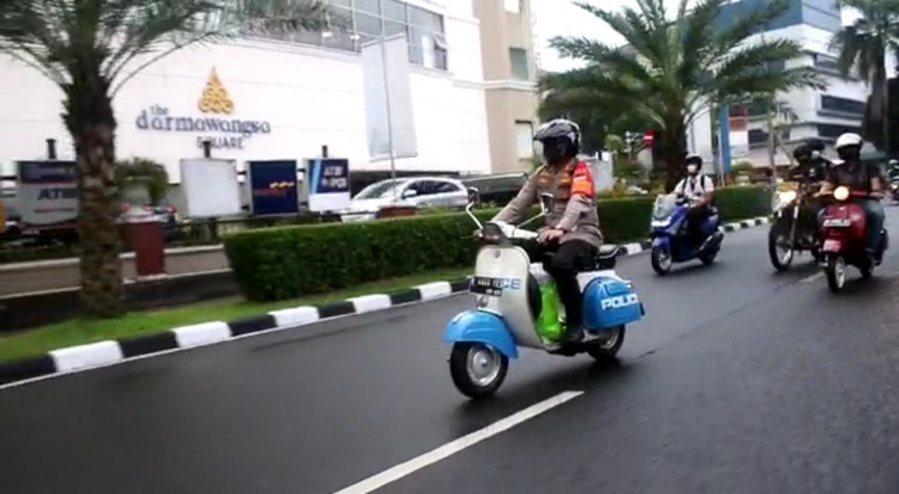 kapolres-metro-jakarta-selatan-kombes-pol-azis-andriansyah-dan-jajaran-menaiki-vespa.jpg