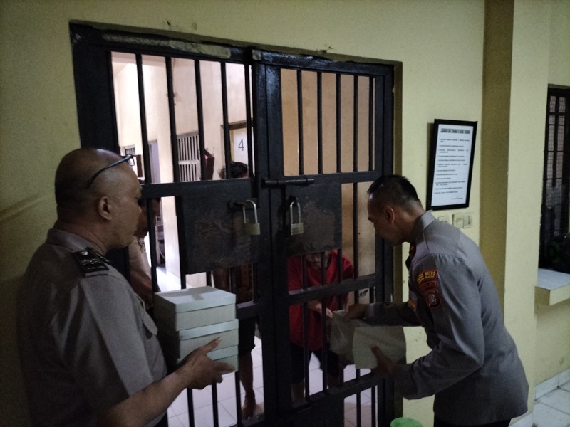 kapolsek-pesanggrahan-kompol-tedjo-asmoro-cek-kondisi-tahanan-jelang-ramadan.jpg