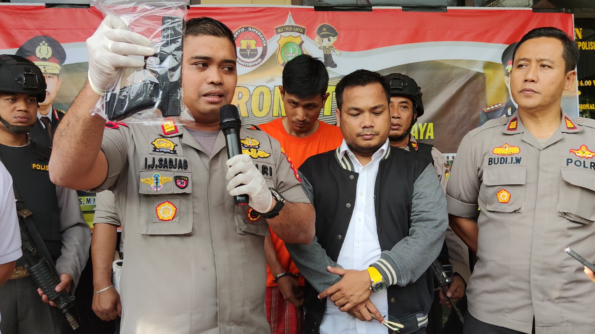 kapolsek-sukmajaya-akp-ibrahim-menunjukan-pistol-mainan.jpg