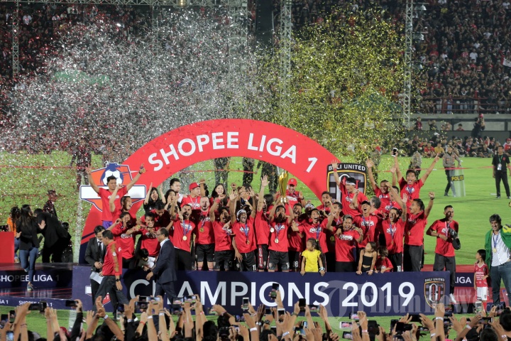 kapten-tim-bali-united-fadil-sausu-mengangkat-piala-liga-1.jpg