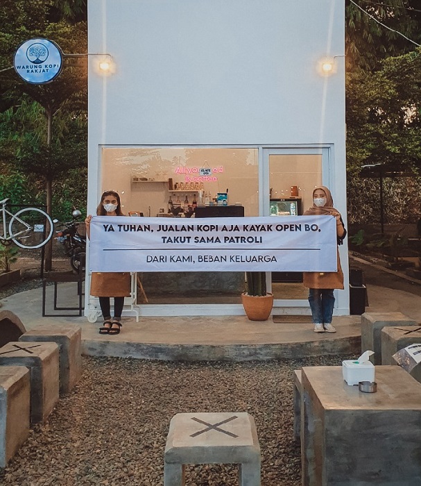 karyawan-warung-kopi-rakjat-membentangkan-spanduk.jpg