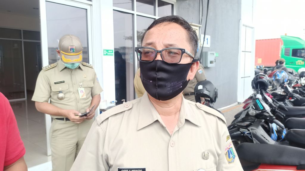 kasudin-nakertrans-jakarta-utara-gatot-subroto-saat-memberikan-keterangan.jpg