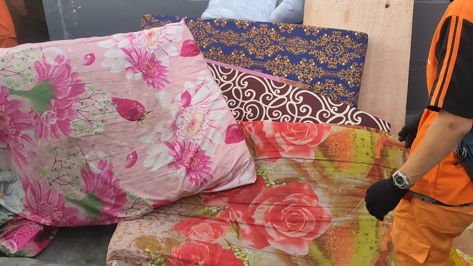 kasur-kasur-yang-dibongkar-petugas-dari-lokalisasi-gang-royal-nekat.jpg