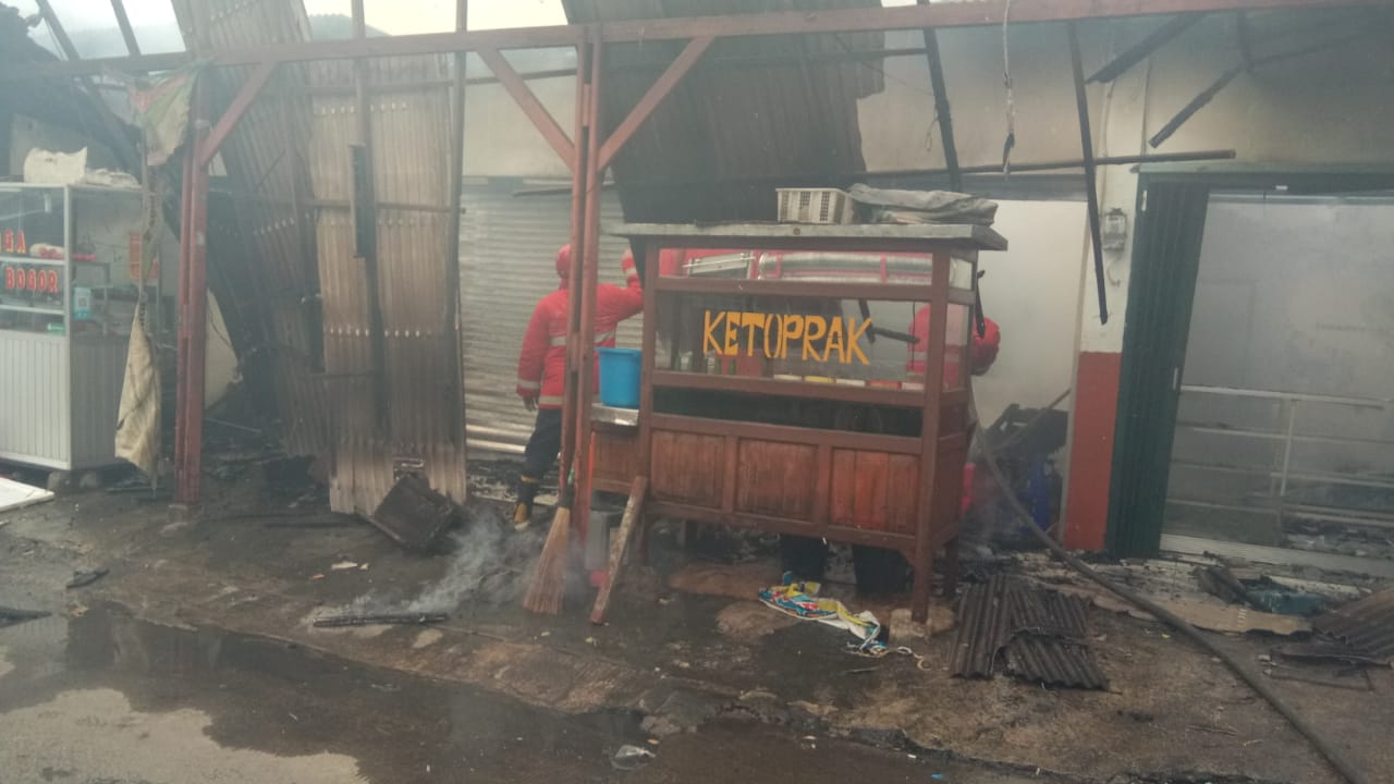 Diduga Akibat Kompor Gas Bocor, Lima Warung di Bintara Bekasi Ludes Dilahap Si Jago Merah