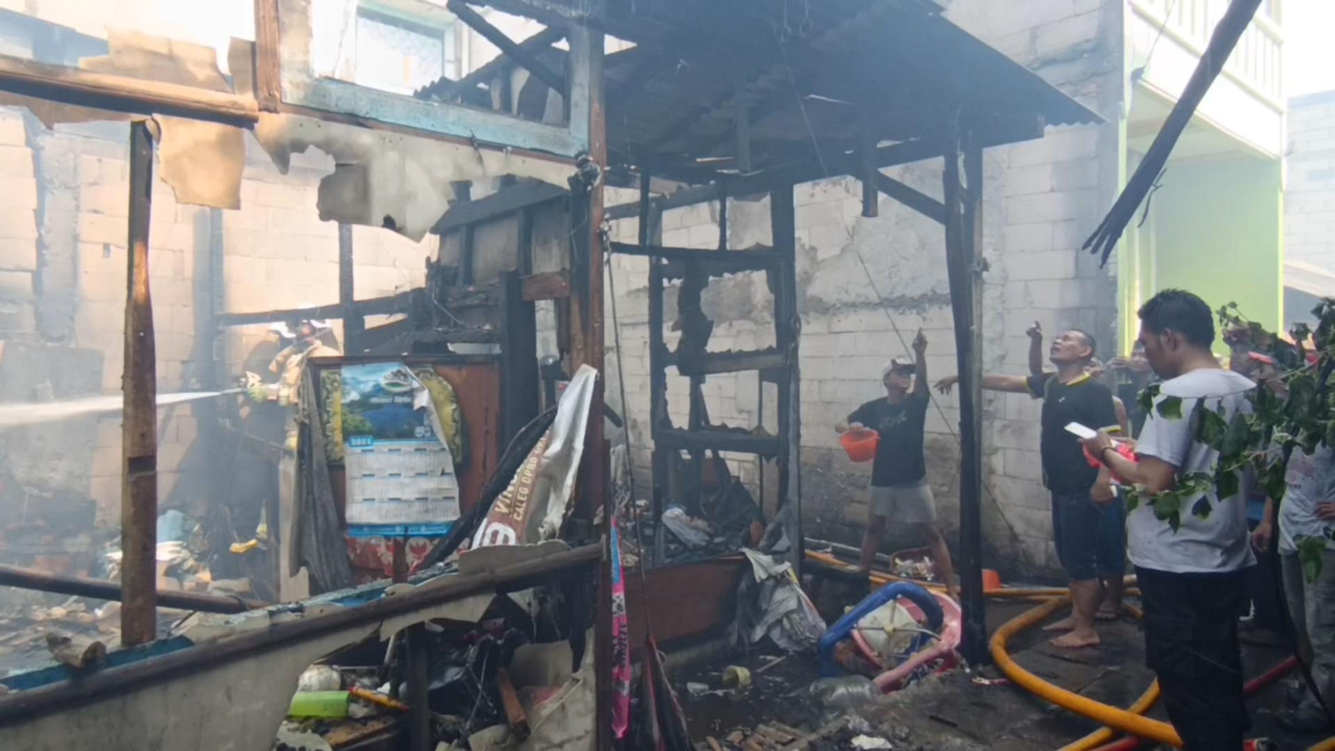 Kebakaran Rumah Lansia di Cilincing, Percikan Api Membesar dari Lantai 2