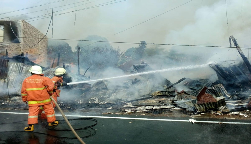 Kebakaran Hanguskan Lapak Kayu di Jalan Swadarma Kembangan