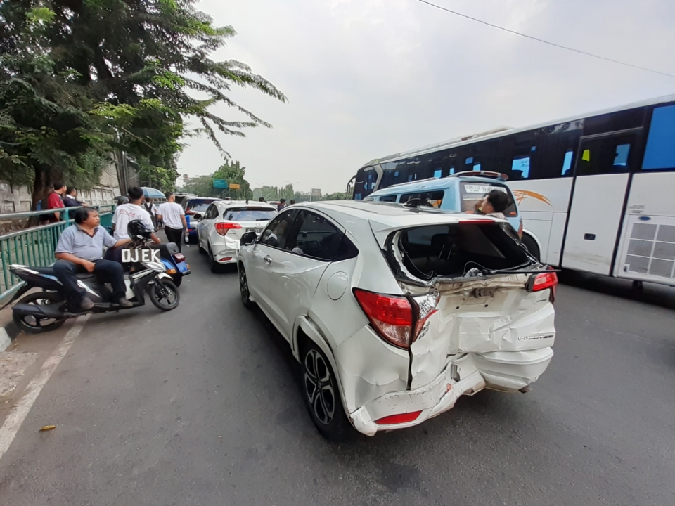 Lampu Lalu Lintas Tak Berfungsi, Lima Mobil Kecelakaan Beruntun di Jalan Ciputat Raya