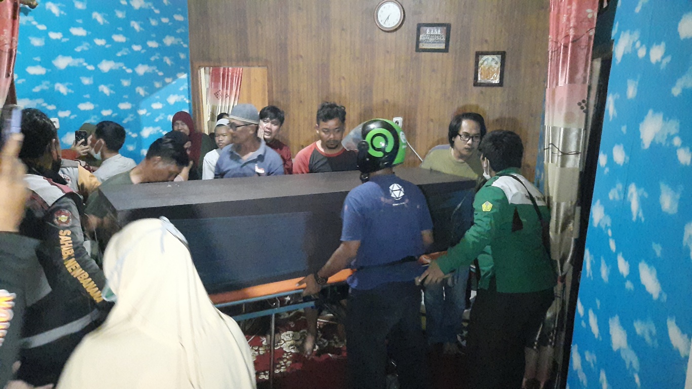 kedatangan-jenazah-ridho-suhendra-korban-mutilasi-di-rumah-duka.jpg
