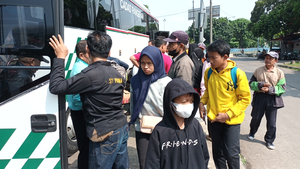 kedatangan-pemudik-di-terminal-kampung-rambutan-ciracas-jakarta-timur.jpg